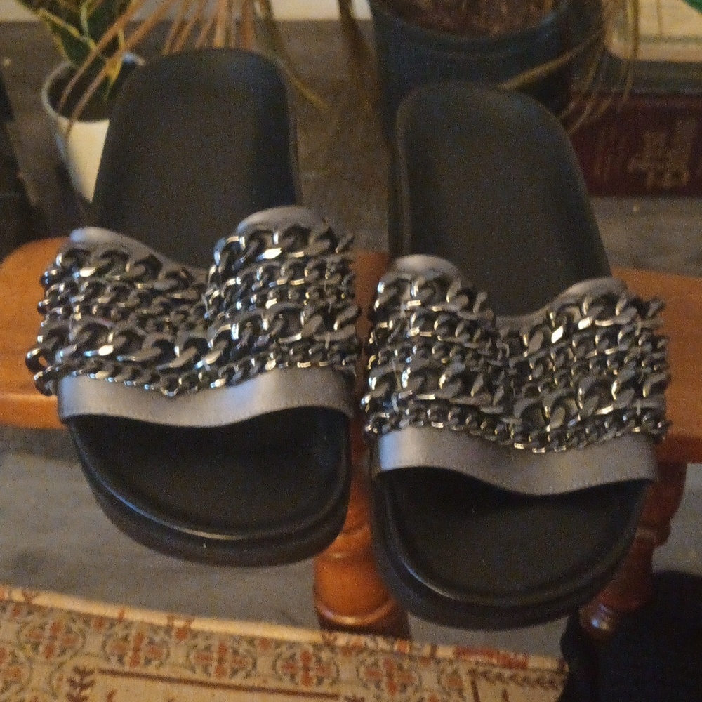 A pair of Kylie and Kendall chain slides eight medium